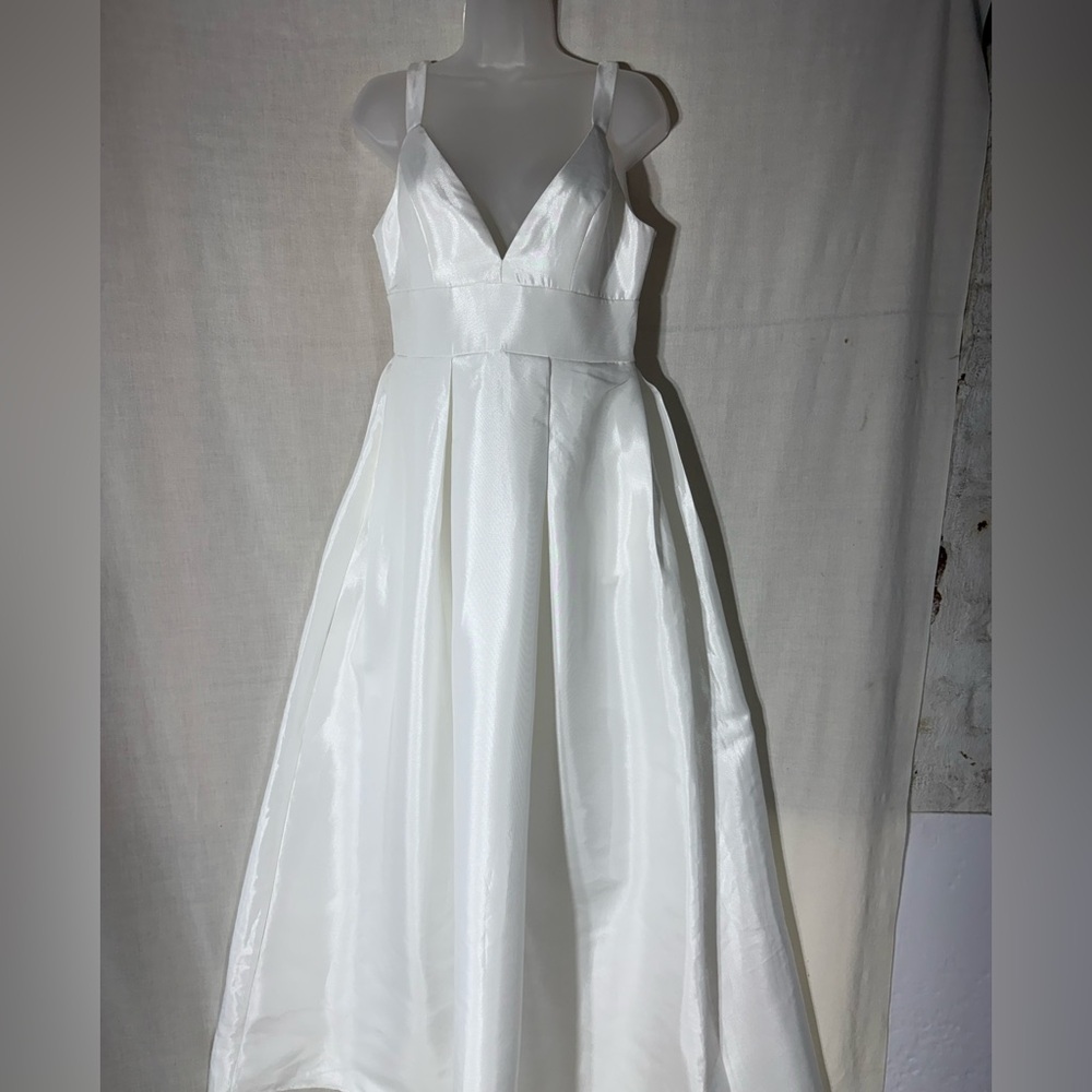 Lulus Manju Elegant sleeveless ivory Wedding Gown Size Medium - Picture 5 of 16